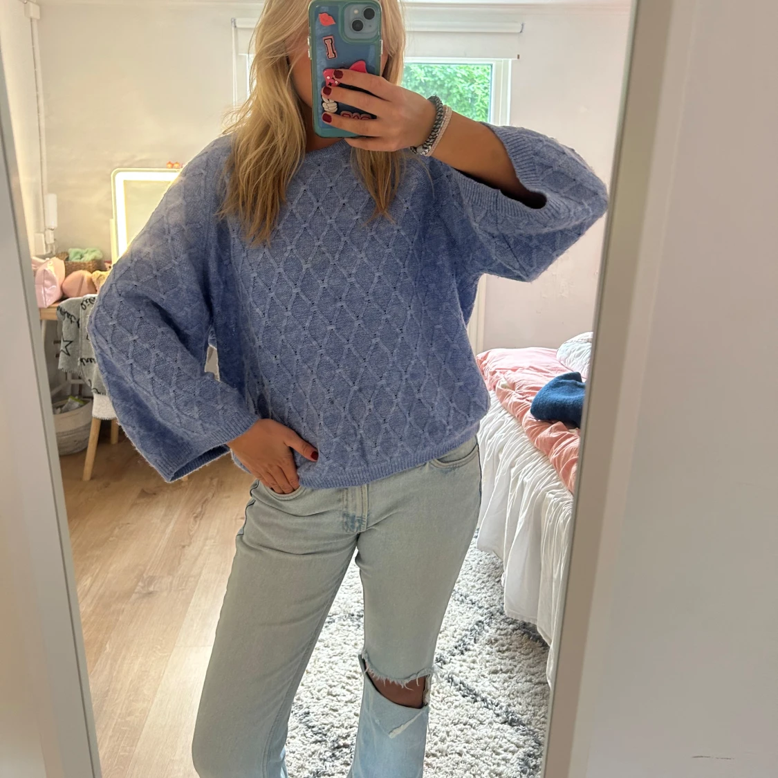 stickad tröja med vid ärm - 1