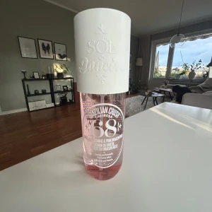 Sol de Janeiro Cheirosa 68 Perfume Mist - Fräsch och tropisk body mist från Sol de Janeiro, Cheirosa 68 Brazilian Crush. Doft av brasiliansk jasmin och rosa drakfrukt. Flaskan är genomskinlig med rosa vätska och har ett stort vitt lock. Rymmer 240 ml och är perfekt för dig som älskar fruktiga och blommiga dofter.