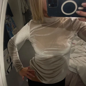 Beige/champange/rosé festtopp! - Supersnygg beige festtopp aldrig använd 