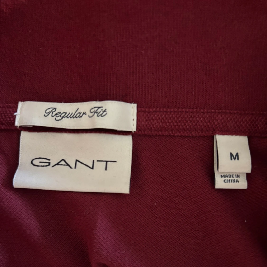 Vinröd pikétröja från GANT - 1