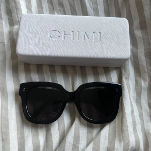 Svarta solglasögon från Chimi - Svarta solglasögon från Chimi i modellen 08. Knappt använda och därmed inga repor eller liknande! Nyskick! Fodral, påse och duk medföljer!🙌🤗