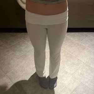 Vita yogapants  - Säljer ett par vita yoga pants  med låg midja. Byxorna har en bekväm passform och är perfekta för en avslappnad stil. De är tillverkade i ett mjukt material som ger en skön känsla.