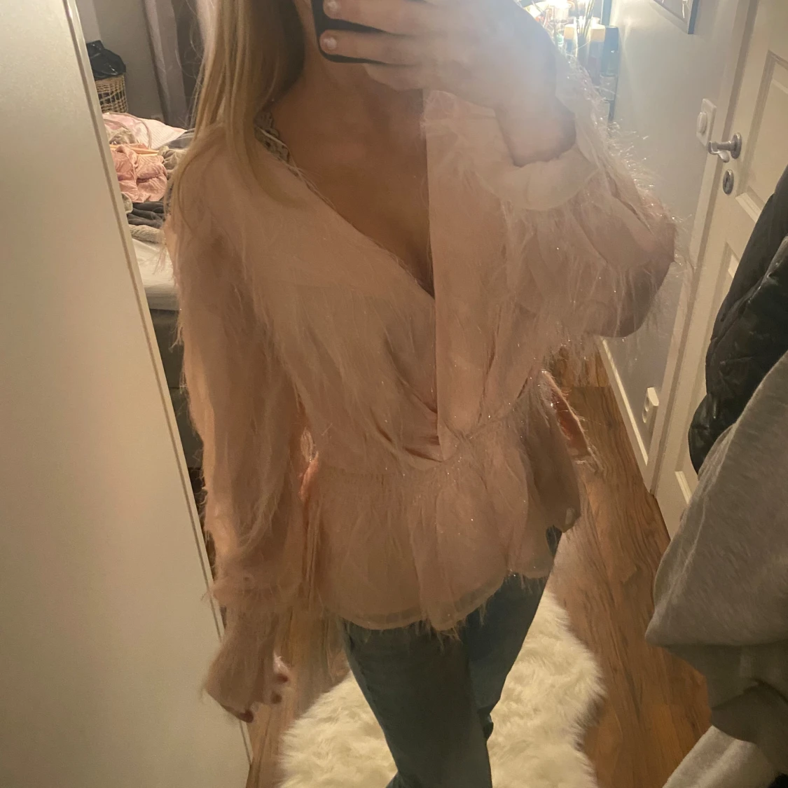 Rosa blus med fjäderdetaljer - 1