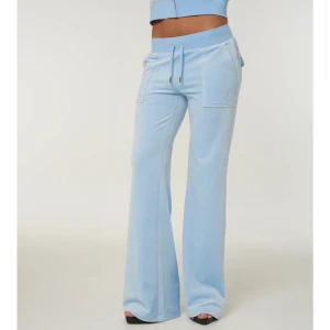 Ljusblå mjukisbyxor med snörning - Snygga ljusblå mjukisbyxor med snörning i midjan och vida ben. Perfekta för en avslappnad stil. Byxorna har praktiska fickor framtill och en bekväm passform.