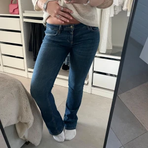 Lågmidjade bootcut jeans  - Snygga bootcut jeans från Zara.  Modellen är ” ZW The Low Rise Bootcut Jeans”, och i en färg som inte säljs längre. De är i storlek 34 men passar mig som vanligtvis har 36/38 i jeans, stretchigt material. 