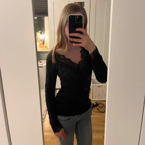 Marinblå Intimissimi tröja - Säljer denna marinblåa intimissimi tröjan med spetsuringning. Köpt här på Plick för 300 kr och var endast testad av förra säljaren. Använd 3 ggr av mig, säljer då den inte kommer till användning. Smått nopprig längs armarna men inga andra defekter. Strl S 💕