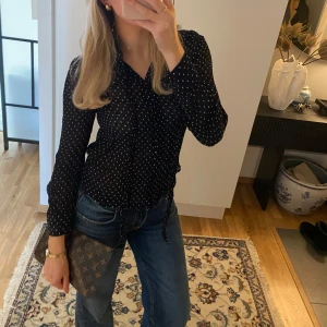 Supersöt blus  - Supersöt blus med vita prickar och knyte vid halsen från Gant💗Använd en gång så i väldigt bra skick! Nypris 1700kr Storlek XS