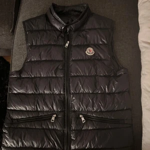 Svart dunväst från Moncler - Snygg dunväst från moncler. Moncler GUI strl 1. Inga defekter  (äkta)