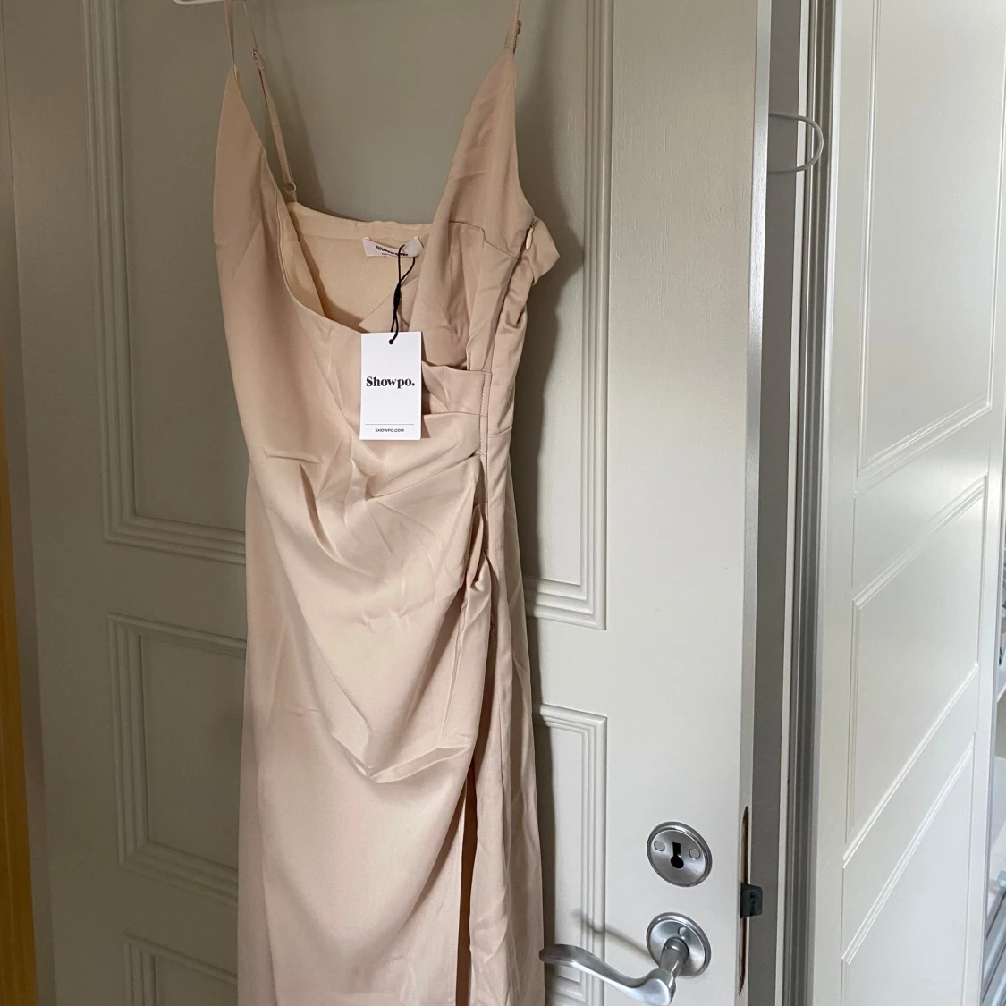 Champagnefärgad balklänning från Showpo - 2