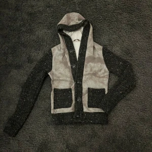 Unik cardigan  - Riktigt fet och väldigt unik stickad cardigan med en sorts mocka. Helt perfekt passform pga att den är slim fit. Storlek S 