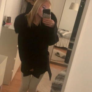 Päls kappa - Säljer min super fina päls kappa som inte kommer till användning längre. Den har ett jätte jätte litet hål under armen därför säljer jag den billigare. Jätte varm och perfekt nu till våren. 