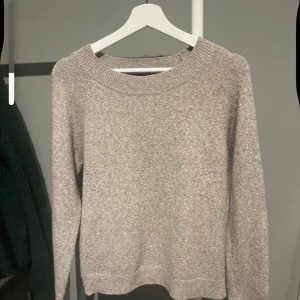Beige stickad tröja från Vero Moda - Säljer en mysig beige stickad tröja från Vero Moda. Tröjan har en rund halsringning och långa ärmar, perfekt för kyligare dagar. Den är enkel och stilren, vilket gör den lätt att matcha med olika outfits.