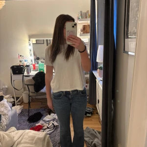 Jeans - Säljer dessa fina blåa jeansen från Gina tricot. Väldigt bra skick och använda ett fåtal gånger. Priset kan diskuteras, frakten ingår ej💕