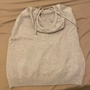 Beige merinoull hoodie - Säljer en skön beige merinoull hoodie i storlek S. Den har en brun fläck som man ser på bil 3. Hör av er vid funderingar!!
