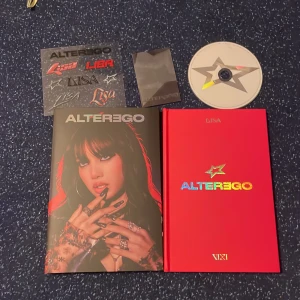 Lisa album Alter Ego  - Säljer Lisas debutalbum Alter ego Vixi ver, inkluderar cd-skiva, klistermärken och fotokortficka! Supersnygg fotobok, allt i nyskick ^^        orginalpris 489kr! PM för mer information/bilder :)) 
