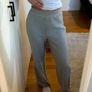 Grå mjukisbyxor från Zara - Säljer ett par grå mjukisbyxor från Zara. Byxorna har en loose passform och är tillverkade i ett mjukt material som ger en bekväm känsla. Perfekta för en avslappnad stil.