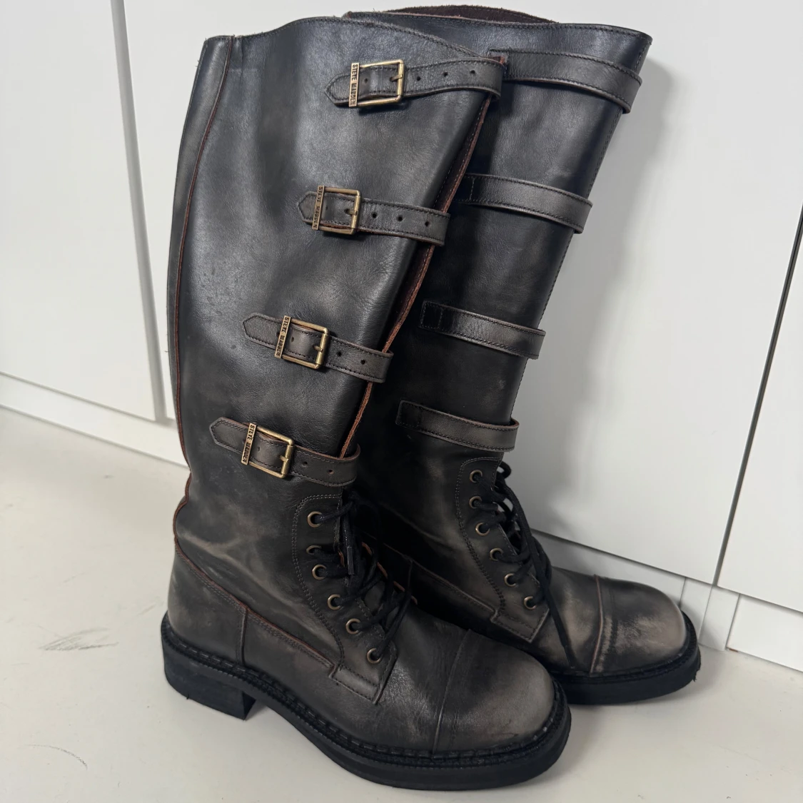 Svarta höga boots med spännen från Steve Madden