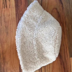 Beige mjuk bucket hat  - Säljer då jag inte använder. Använd enstaka gånger och i mycket bra skick. Mjuk och varm, passar perfekt till höst och vinter. Meddela mig vid intresse innan köp. Klicka INTE på köp nu! Köparen står själv för frakten.