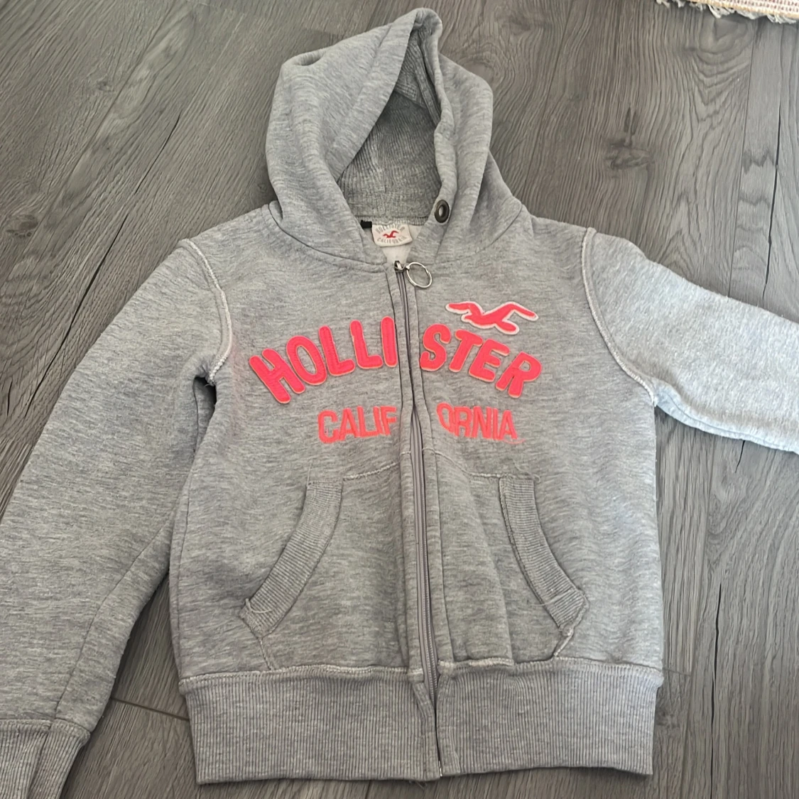 Grå hoodie från Hollister