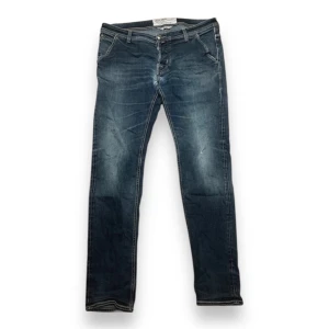 Jacob cohen jeans  - Jacob Cohen jeans i modell type 613.C Byxorna har en slim passform och är i storlek 37 men käns mer som 34/35