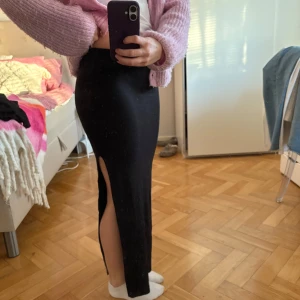 Svart långkjol från Bershka - Tight långkjol från berska som är perfekt till sommaren🥹🥹🥰🥰