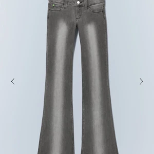 Grå bootcut jeans Cheap Monday - Snygga grå bootcut jeans med hög midja. De har en klassisk femficksdesign och stängs med knapp och dragkedja. Perfekta för en trendig look.