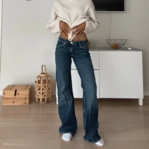 Nakd low waist jeans - Artikelnummer: 1018-008235-0038. Nypris 699kr, säljer för 400kr. Helt nya snygga jeans i storlek 36 säljer endast för att jag redan har liknande.