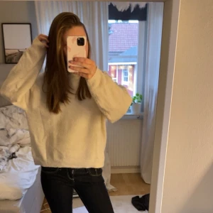 Beige stickad tröja - Mysig beige stickad tröja med rund halsringning och långa ärmar. Perfekt för kyligare dagar och enkel att matcha med olika outfits.💕💕