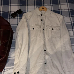 Överskjorta  - Sjysst överskjorta från Jack and Jones Skick 9/10