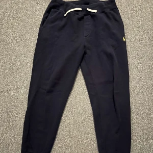 Mörk blåa Ralph lauren mjukisbyxor - Säljer ett par mörk blåa mjukisbyxor med snörning i midjan ifrån Ralph lauren🔵 Byxorna har en avslappnad passform och är perfekta för en bekväm dag hemma eller i skolan🔵 kom privat vid minst funderingar🔵