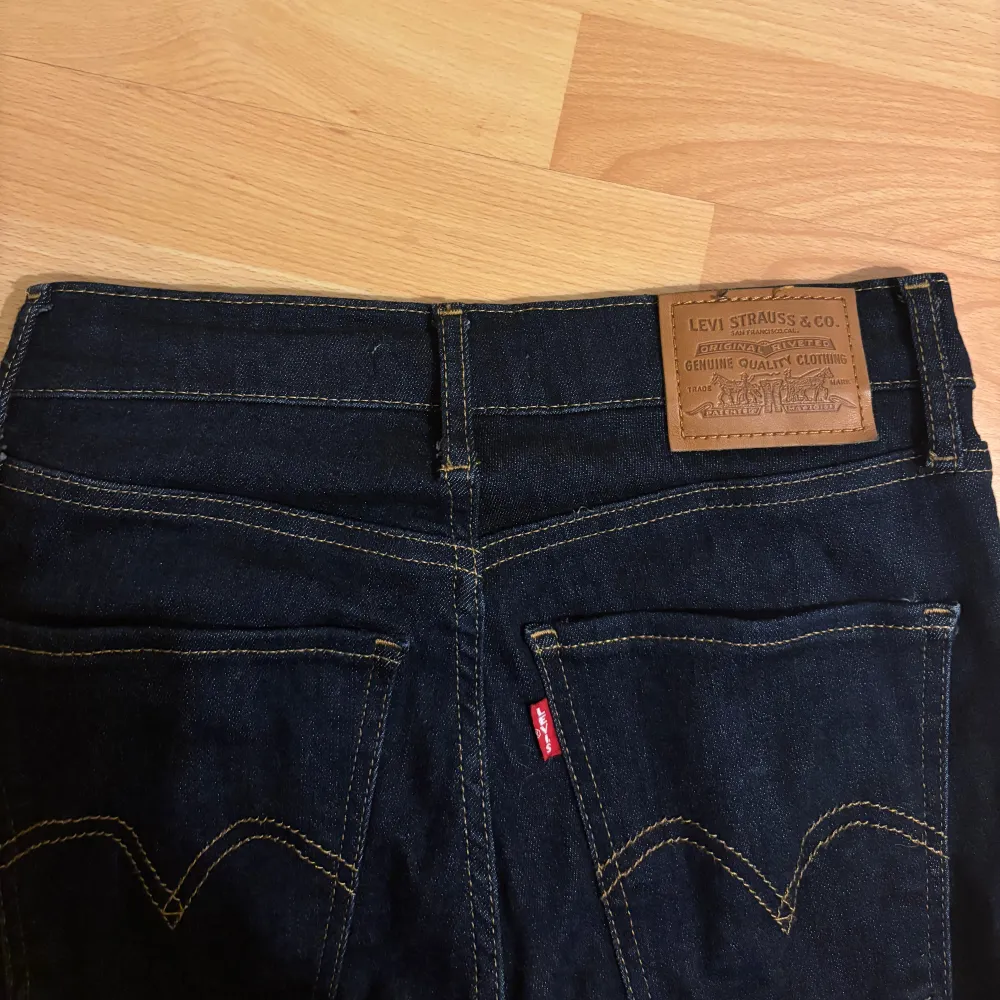 Snygga mörkblå jeans från Levi's! Modell: Mile High Super Skinny. Storlek: 26. . Farkut & Housut.