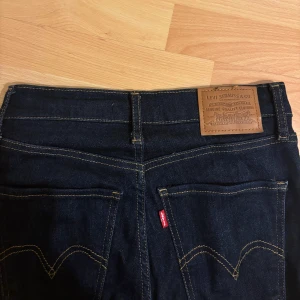 Mörkblå jeans från Levi's - Snygga mörkblå jeans från Levi's! Modell: Mile High Super Skinny. Storlek: 26. 