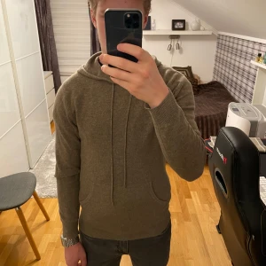 100% CASHMERE HOODIE - Tjenara!, säljer denna kashmir hoodie från john henric hör av dig vid intresse! Finns en mini defekt kom privat för bilder!