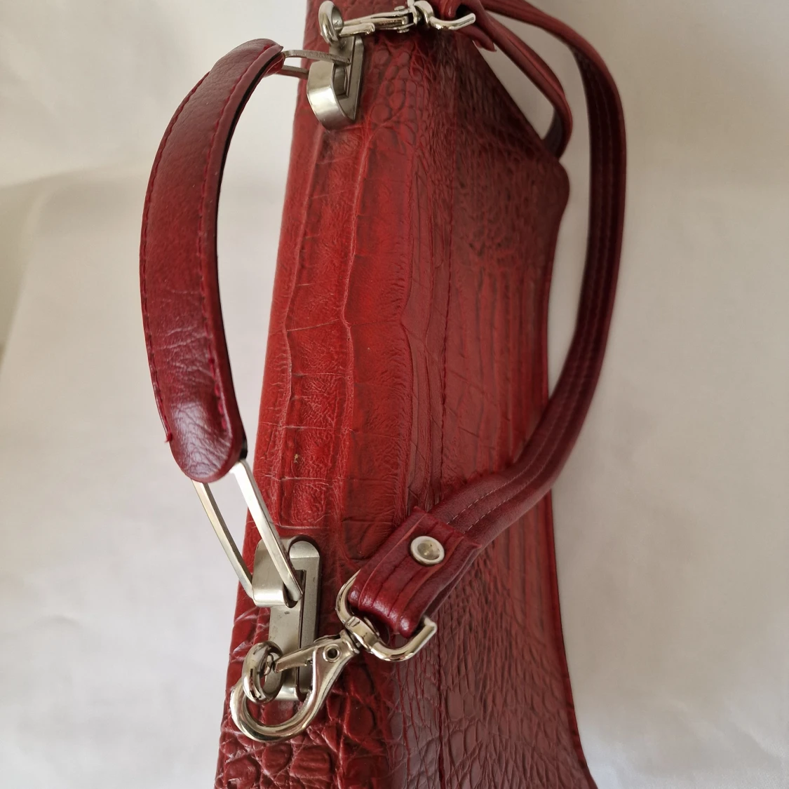 Vintage röd väska i krokodilpräglat äkta läder  - 4