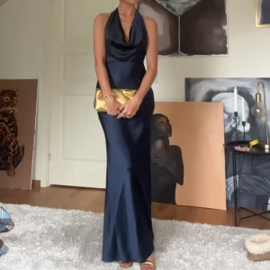 Mörkblå balklänning - Säljer denna superfina balklänning som tyvärr inte passar mig. Den är endast provad 1 gång så den är helt ny🩷