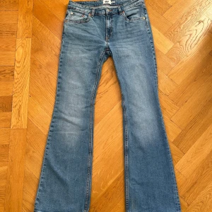 Low waisted bootcut jeans lager 157 - Snygga blå lågmidjade bootcut jeans från lager 157 med låg midja. Full length, så de är verkligen asnajs om man är lite längre. Inget synligt slitage