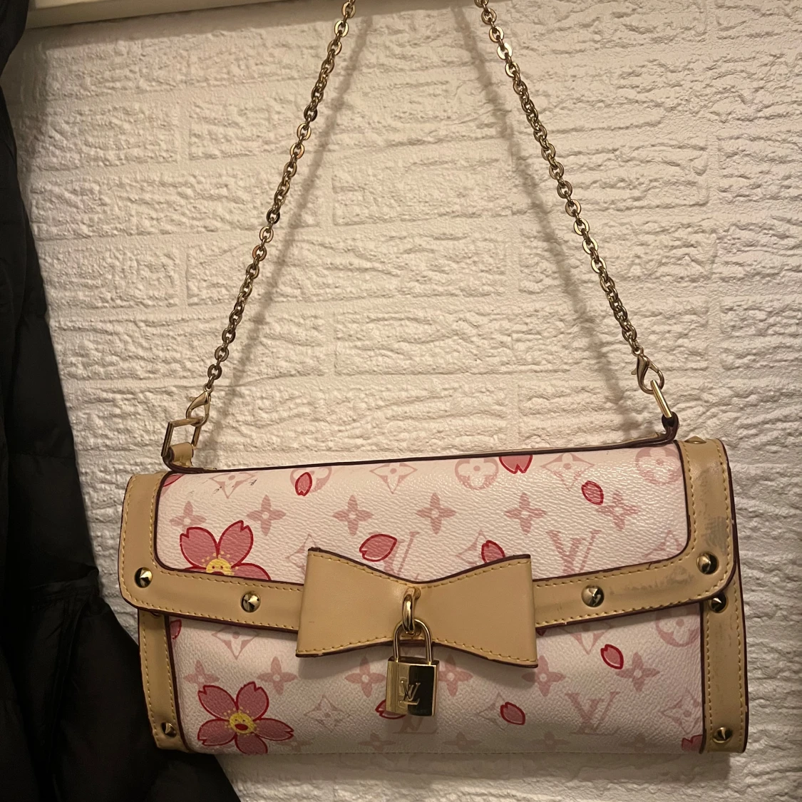 Blommig axelväska med rosett - 1