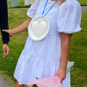 Vit klänning med öppen rygg - vit klänning från zara, med puffiga kortärmar och öppen rygg med knytning. Perfekt till student eller akolavslutning!! Endast använd 1 gång, därav jätte fint skick💕💕 