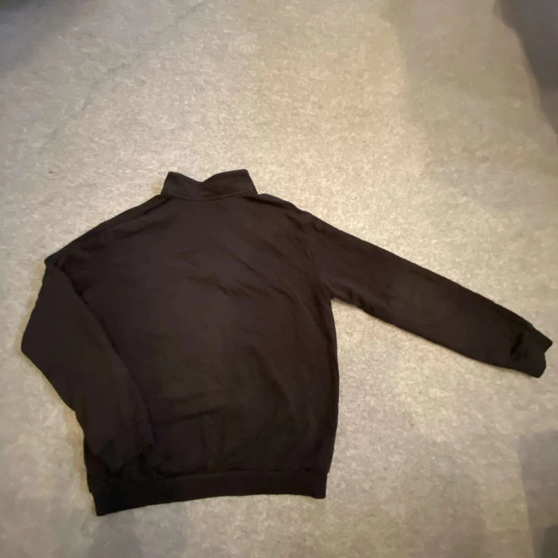 Svart tröja med dragkedja - 1