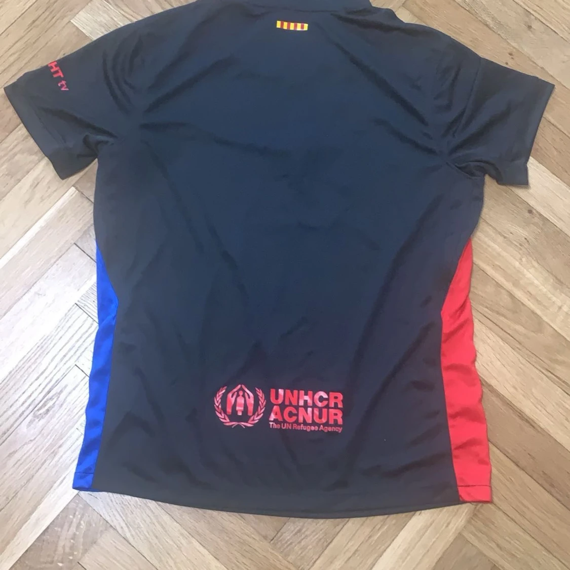 Svart fotbollströja med röda och blå detaljer - 1