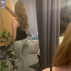 Jeans - Tyvärr kommer inte jeansen till använding här så måste sälja dom, de sitter super fint passar till nästan allt. Midjemått: 40 innerben: 79