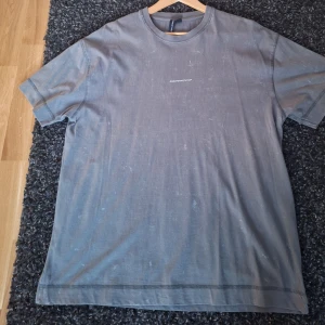 Grå t-shirt från Good For Nothing - Säljer en grå t-shirt från Good For Nothing med tryck på både fram- och baksidan. T-shirten har en normal passform och är kortärmad, perfekt för en avslappnad stil.