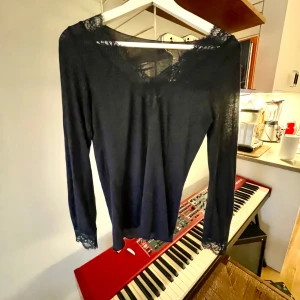 Mörkblå intimisimi-tröja med spets  - Säljer min fina intimisimitröja med spets i mörkblå. Inga defekter och jag säljer den då den inte kommer till användning. Om nån behöver fler bilder så är det bara att höra av sig! Pris kan diskuteras❤️