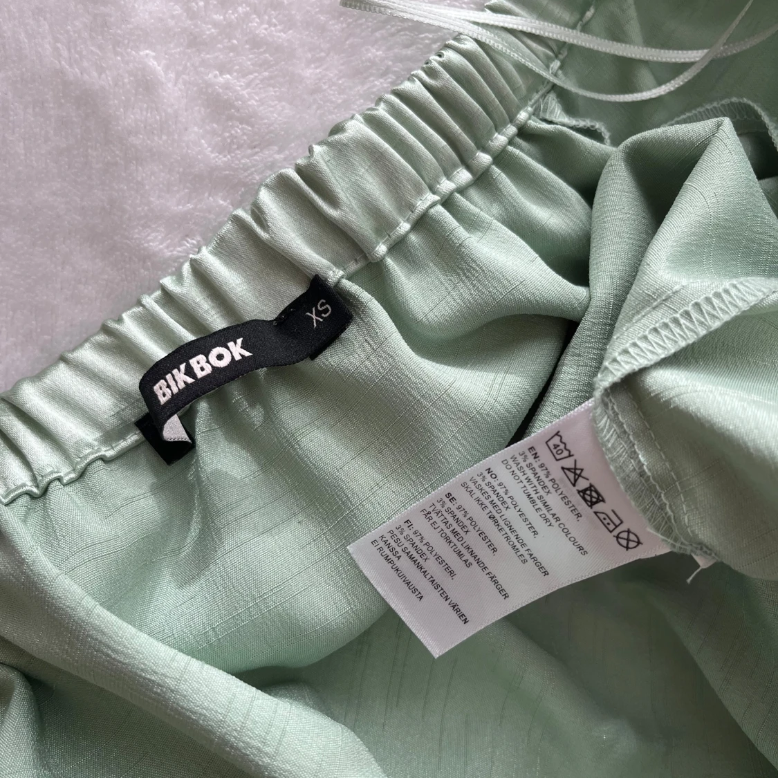 Grön satinblus från Bik Bok - 3