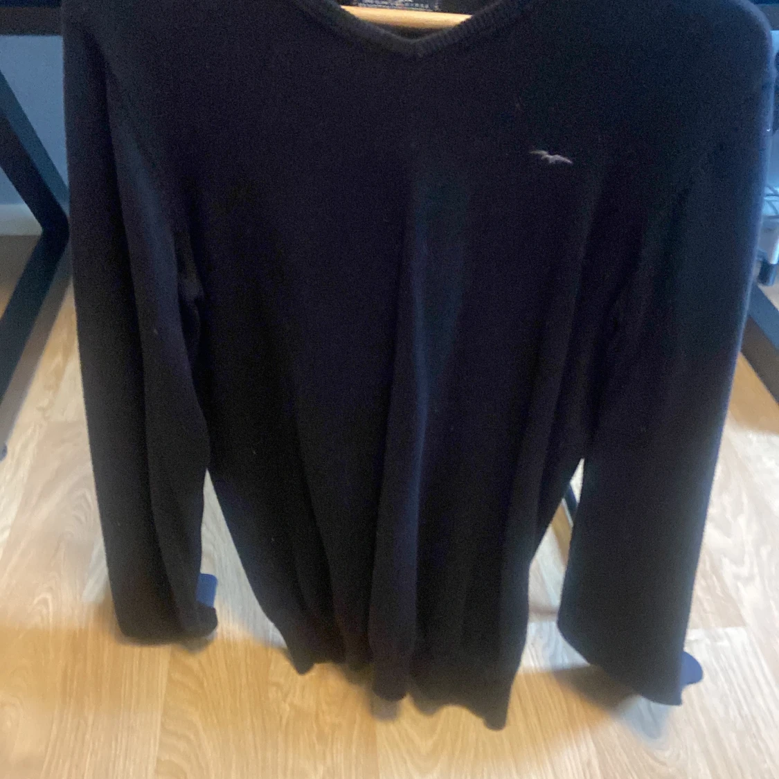 Svart tröja med v-ringning