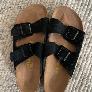 Svarta sandaler från Birkenstock - Säljer ett par klassiska svarta mocka birks. Har aldrig använt dessa pga för stor strlk och är storlek 43 (passar som 44). 