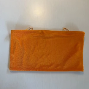 Orange tubtopp från Gina Tricot! Nyskick!  - Snygg orange tubtopp! Perfekt för sommardagar eller som ett färgglatt inslag i garderoben. Enkel och stilren design som passar till många olika outfits. Aldrig använd!