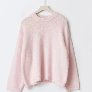 Ljusrosa stickad tröja - Säljer en mysig ljusrosa stickad tröja med rund hals och långa ärmar. Perfekt för kyliga dagar och så fin färg nu till våren!🥰