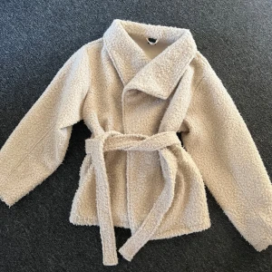 Kappa - Kappa från Gina Tricot. Knappt använd. Priset kan diskuteras lite vid snabb affär!