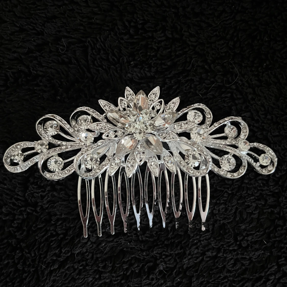 Silverfärgad hårkam med blommönster